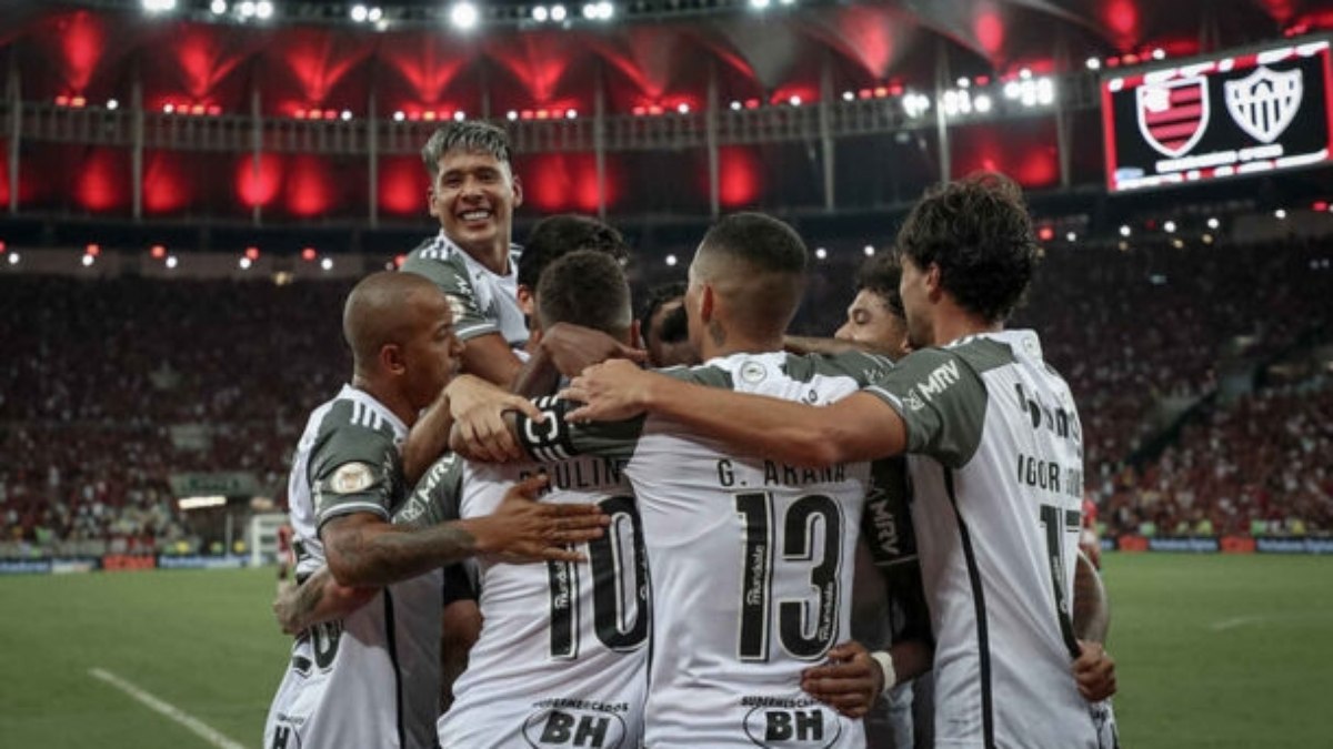 Atlético reencontra o Flamengo no Maracanã após noite de gala de Paulinho Atlético reencontra o Flamengo no Maracanã após noite de gala de Paulinho