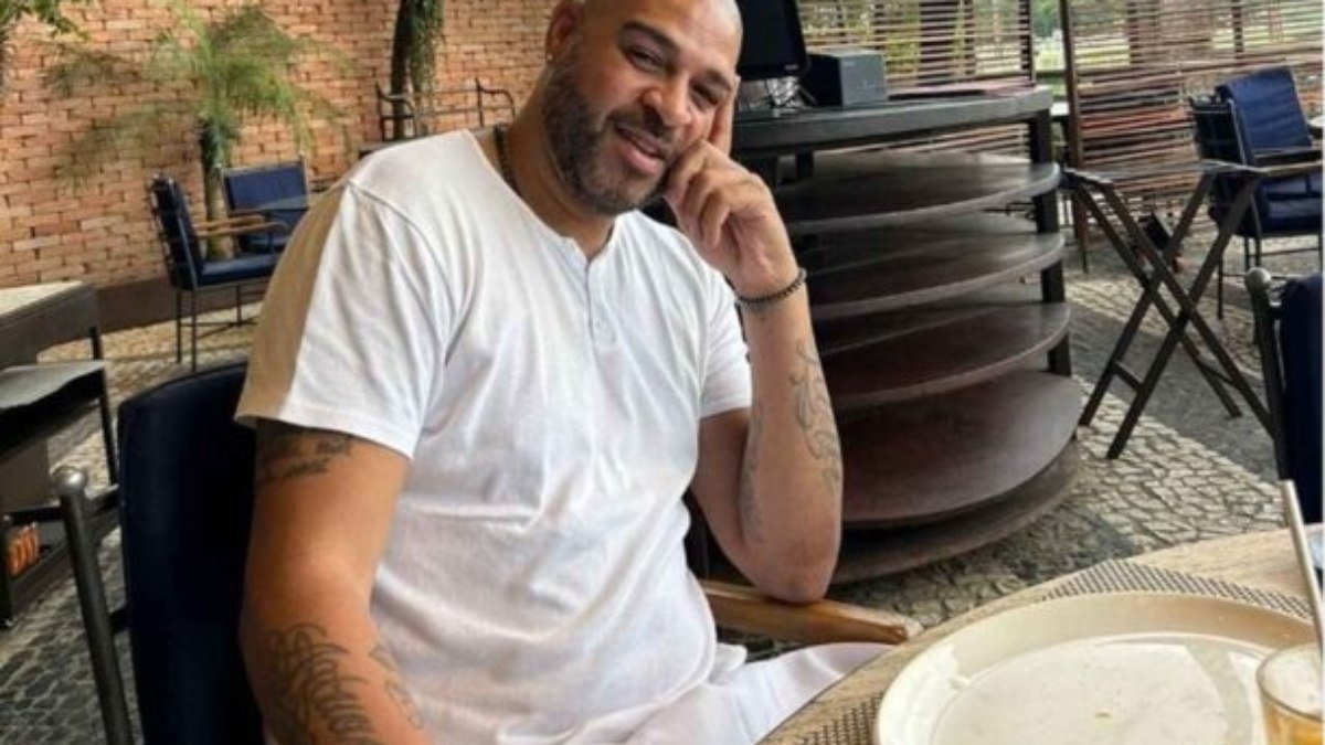 Adriano Imperador se emociona durante o lançamento de sua biografia no Rio de Janeiro Adriano Imperador se emociona durante o lançamento de sua biografia no Rio de Janeiro