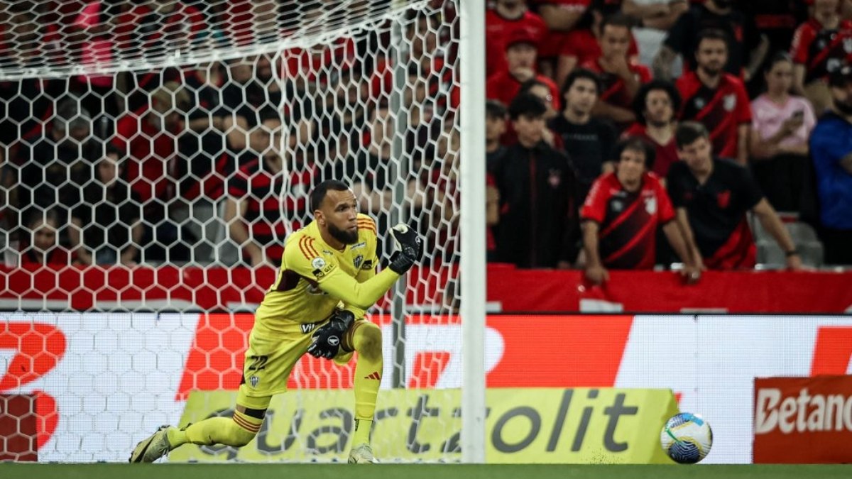 Éverson evita uma derrota por mais gols de diferença e atacantes ficam apagados em derrota do Atlético-MG Éverson evita uma derrota por mais gols de diferença e atacantes ficam apagados em derrota do Atlético-MG
