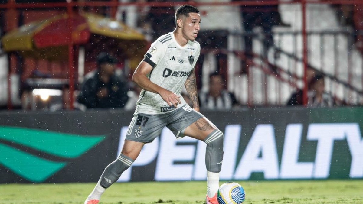 Paulo Vitor chora copiosamente após ser substituído por Gabriel Milito Paulo Vitor chora copiosamente após ser substituído por Gabriel Milito