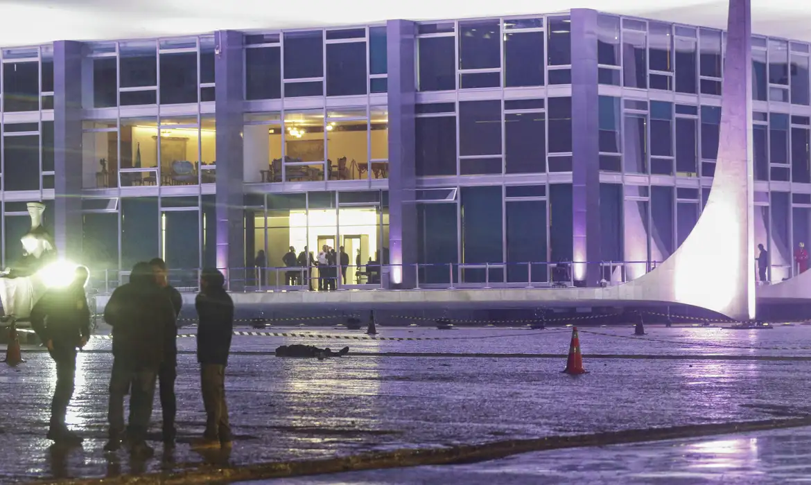 Explosões em Brasília serão investigadas como ato terrorista Explosões em Brasília serão investigadas como ato terrorista
