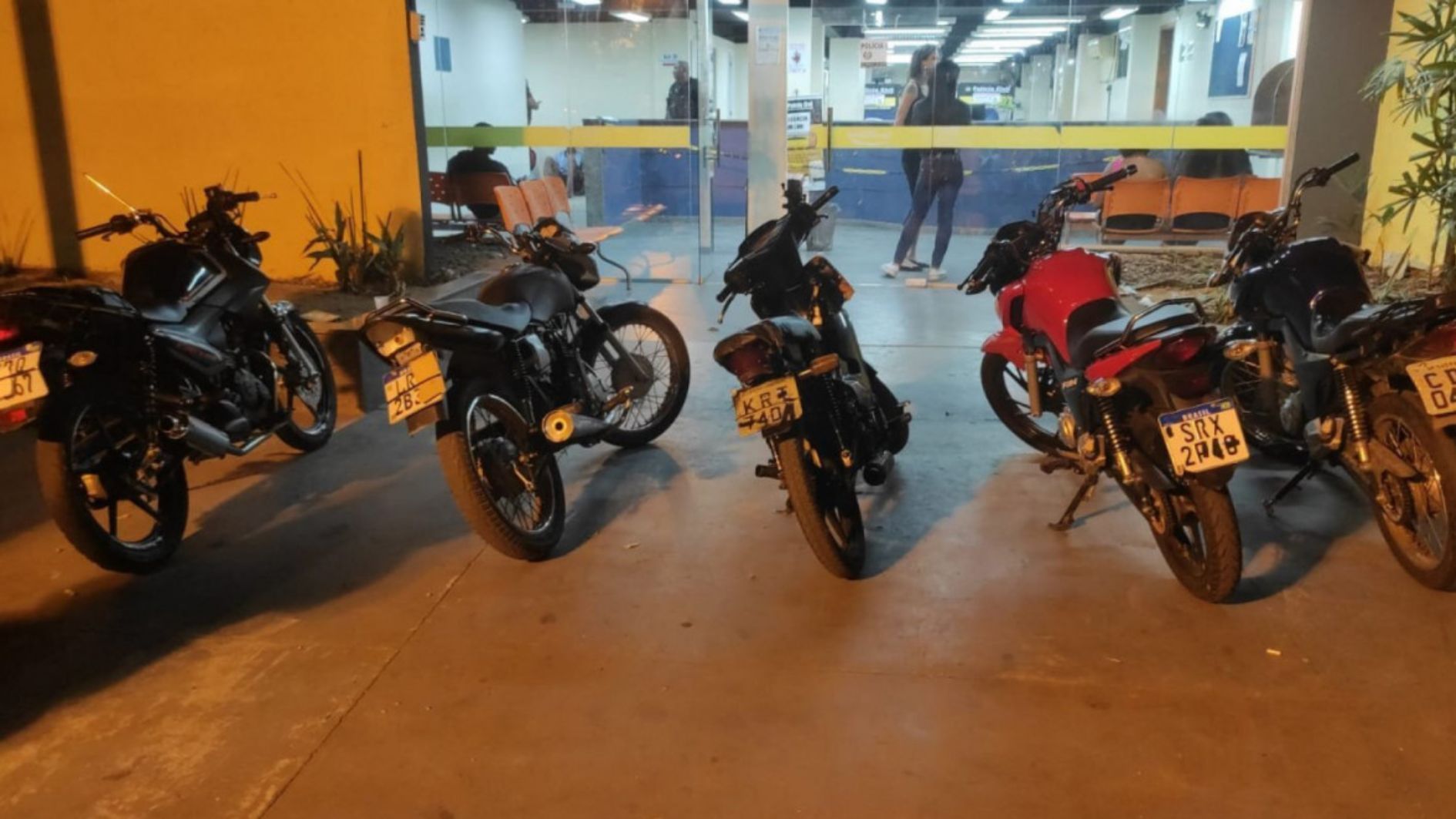 Grupo é preso após praticar “rolezinho” no RJ Grupo é preso após praticar “rolezinho” no RJ