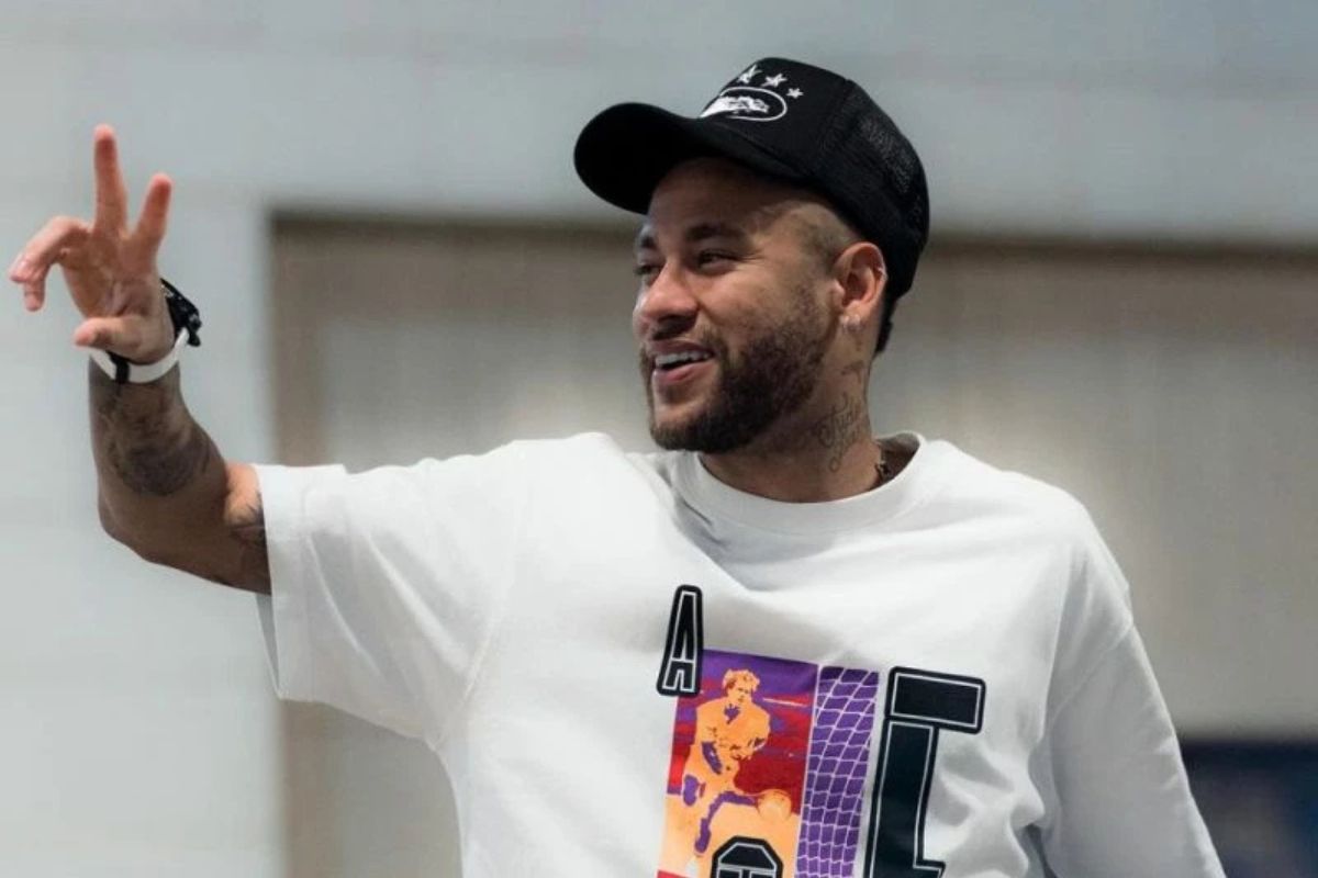 Lesionado, Neymar desembarca no Brasil para festão em Mangaratiba Lesionado, Neymar desembarca no Brasil para festão em Mangaratiba
