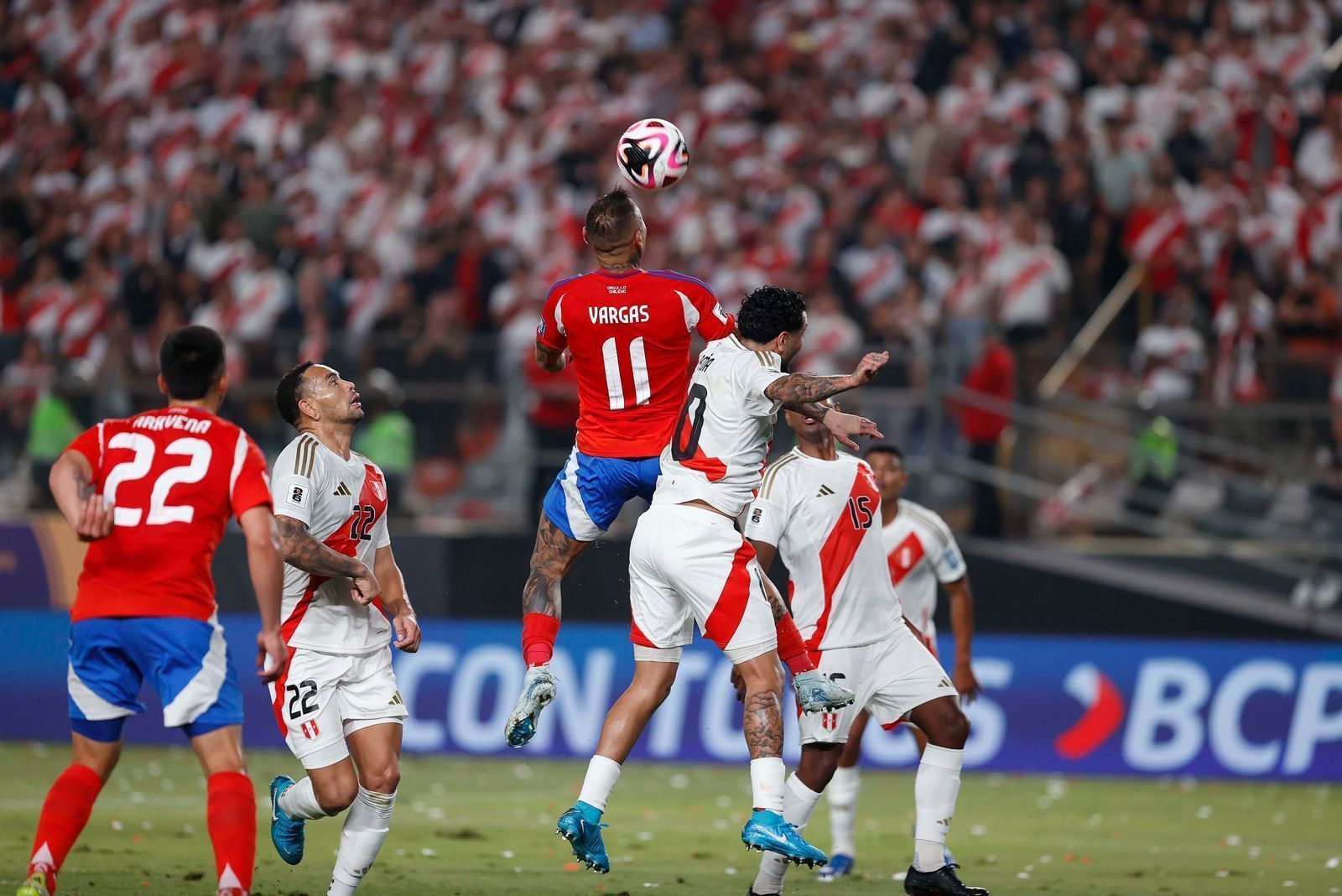 Peru e Chile ficam no empate e seguem ameaçados nas Eliminatórias Peru e Chile ficam no empate e seguem ameaçados nas Eliminatórias