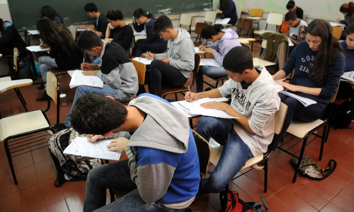 Conclusão do ensino médio é maior entre alunos amarelos e brancos, diz estudo Conclusão do ensino médio é maior entre alunos amarelos e brancos, diz estudo