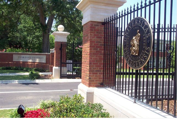 Ataque a tiros deixa pelo menos um morto em universidade no Alabama Ataque a tiros deixa pelo menos um morto em universidade no Alabama